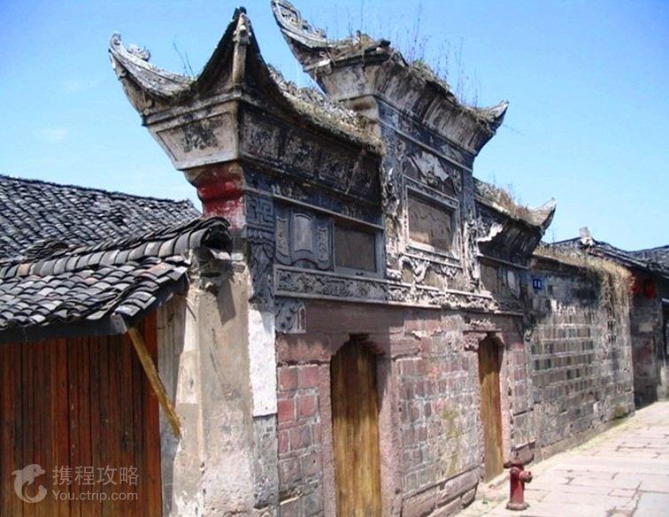安检口旅客拿错包 包内竟有20万元现金